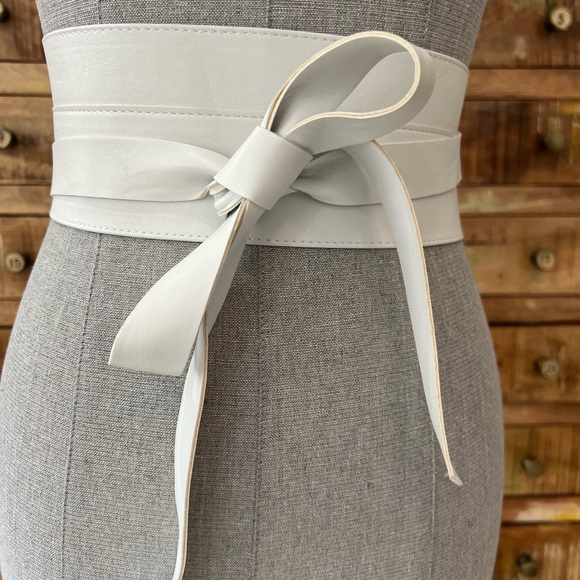 No tags Accessories - Elegant White vegan leather Women's wrap tie Belt SZ S
